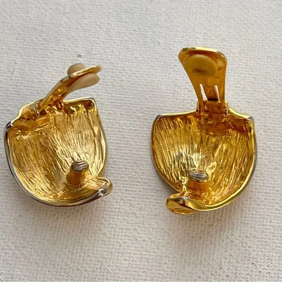 Vintage Ribbed Leaf Abstract Gold Tone Clip On Earrings BOLD Runway 80s 90s - Picture 2 of 5